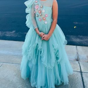 Beautiful dress 7 to 8 year old girl